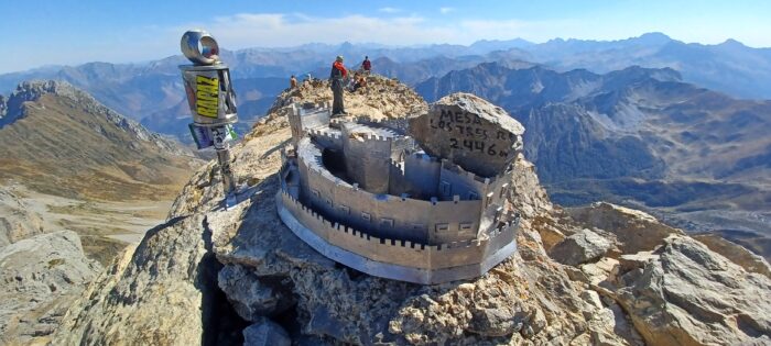 Table (2421m) et le Pic des 3 Rois (2446m)
